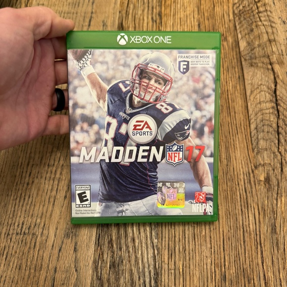 Madden 2017 Football XBox One Video Game Multiplayer - Picture 1 of 3